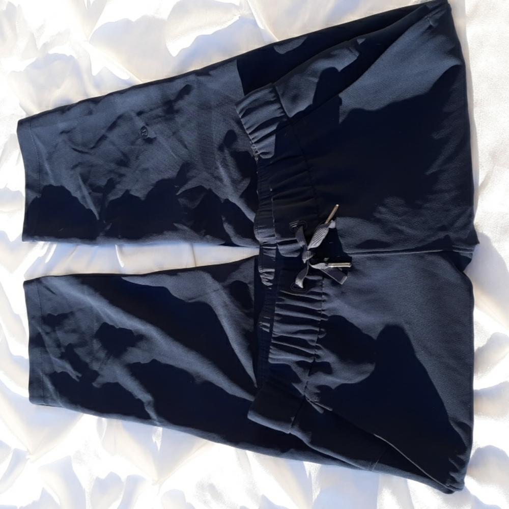 Lululemon Sz 4 On the Fly Crop Woven 23 True Navy Pants